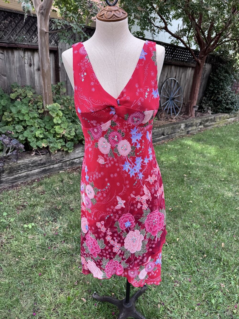 CDC Petites Women's Size 10 Red Floral A-Line Asymmetrical Hem Sleeveless V-Neck